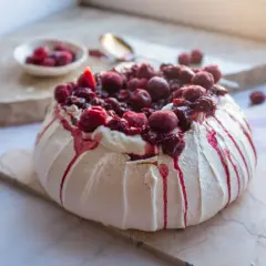 Pyszny tort bezowy z owocami leśnymi, idealny na letnie popołudnie. Ten przepis na tort bezowy zachwyci każdego!