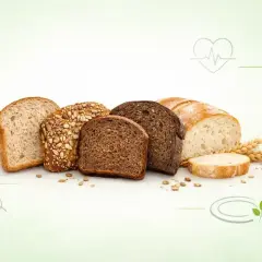 Różne rodzaje chleba, od jasnego po ciemny, z ziarnami. Zastanawiasz się, jaki chleb ma najmniej kalorii? Wybierz świadomie!