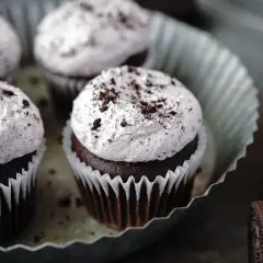 Czekoladowe babeczki z kremem oreo, posypane pokruszonymi ciasteczkami. Idealne na deser!
