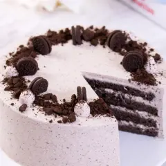 Pyszny krem oreo z czym łączyć? Z ciastem czekoladowym i bitą śmietaną, udekorowany pokruszonymi ciasteczkami.