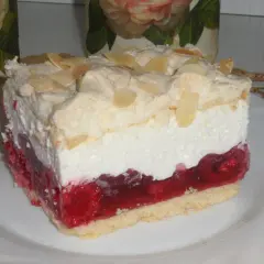 Słodka beza do malinowej chmurki, z puszystym kremem i owocową warstwą.