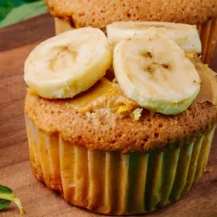 Pyszne muffinki bananowe z kremem orzechowym i plasterkami banana. Idealne na deser!