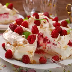 Pyszna beza z mascarpone i malinami, udekorowana świeżymi owocami i miętą. Idealna na deser.