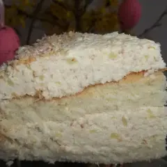 Pyszny krem kokosowy z budyniem, posypany wiórkami kokosowymi. Idealny na wielkanocny stół.