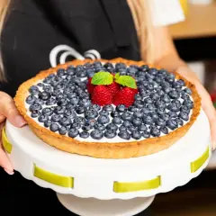 Tarta z borówkami i malinami na kremie mascarpone. Idealne owoce do masy mascarpone to właśnie te leśne cuda.