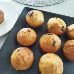 Pyszne muffiny bananowo czekoladowe, idealne na deser.