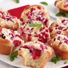 Pyszne babeczki drożdżowe z malinami i kruszonką, polane lukrem. Idealne na deser!