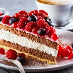 Pyszny tort z owocami leśnymi, idealny do domowych deserów. Przepisy na takie cuda znajdziesz w internecie.