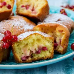 Puszyste muffinki z czerwoną porzeczką, posypane cukrem pudrem, kuszą swoim wyglądem. Idealne na letnie popołudnie.