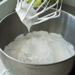 Ubity krem z mascarpone na końcówce miksera. Idealny do deserów.