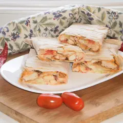 Pyszny lawasz z warzywami i kurczakiem, podany z papryczkami chili i pomidorkami.