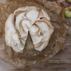 Chrupiąca beza z jabłkami, ukazująca, jak powinna wyglądać beza w środku – lekka i delikatna.