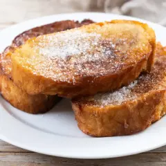 Słodkie tosty francuskie, idealne śniadanie z czerstwego chleba, posypane cukrem.