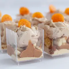 Inspirujące pomysły na mini deserki w szklanych pucharkach, z kremem i pomarańczą.