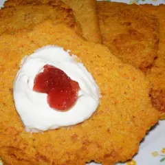 Słodkie placuszki marchewkowe z bitą śmietaną i konfiturą. Pyszny deser na każdą okazję.