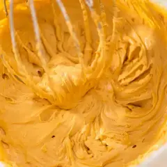 Kremowa, złocista masa z bitą śmietaną i mascarpone, idealna do deserów. Sprawdź proporcje!