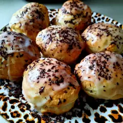 Pyszne, domowe pączki z lukrem i posypką czekoladową. To najlepszy przepis na pączki, jaki kiedykolwiek próbowałem!