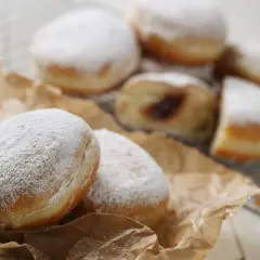 Pyszne, tradycyjne paczki z dżemem, obficie posypane cukrem pudrem. Idealne na tłusty czwartek!