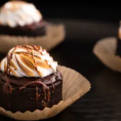 Pyszne babeczki brownie z pianką marshmallow i polewą czekoladową, idealne na deser.
