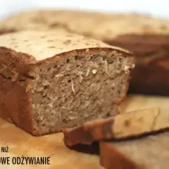 Chleb z niskim ig, pełen ziaren, na desce. Idealny na zdrowe śniadanie.
