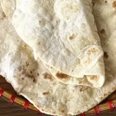 Domowy lawasz przepis. Delikatne, lekko przypieczone placki w koszyku.