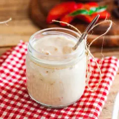 Słoik z kremem o smaku chrupka kinder bueno, na czerwono-białej kratce.