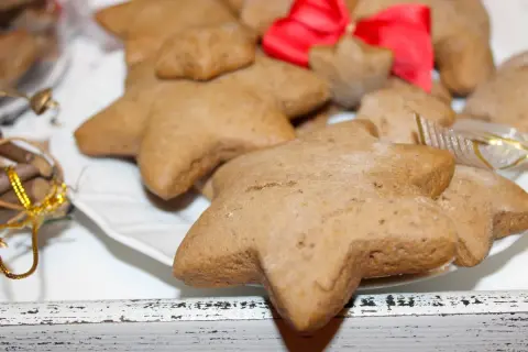 Gwiazdki z ciasta piernikowego, idealne na święta. Miękkie pierniczki przepis na pyszne, domowe wypieki.