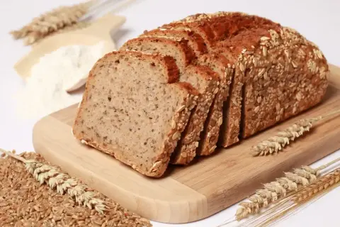 Chrupiący, wieloziarnisty bochenek pokrojony w kromki. Czy można kroić gorący chleb? Tak, jeśli jest tak pyszny!