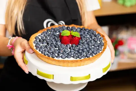 Tarta z borówkami i malinami na kremie mascarpone. Idealne owoce do masy mascarpone to właśnie te leśne cuda.