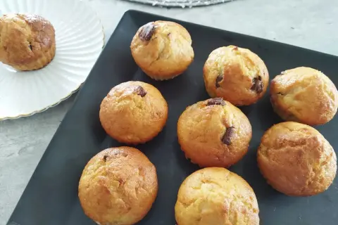 Pyszne muffiny bananowo czekoladowe, idealne na deser.