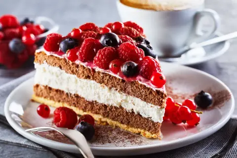 Pyszny tort z owocami leśnymi, idealny do domowych deserów. Przepisy na takie cuda znajdziesz w internecie.