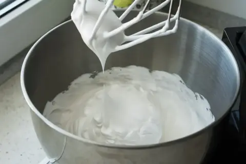 Ubity krem z mascarpone na końcówce miksera. Idealny do deserów.