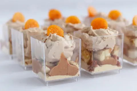 Inspirujące pomysły na mini deserki w szklanych pucharkach, z kremem i pomarańczą.