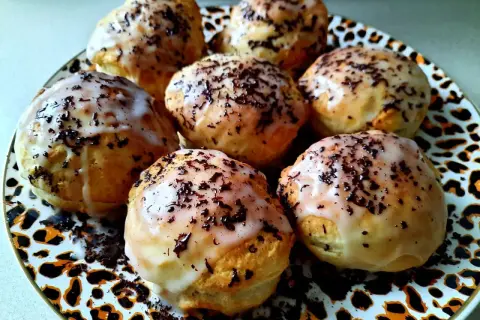 Pyszne, domowe pączki z lukrem i posypką czekoladową. To najlepszy przepis na pączki, jaki kiedykolwiek próbowałem!