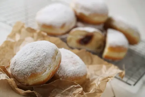 Pyszne, tradycyjne paczki z dżemem, obficie posypane cukrem pudrem. Idealne na tłusty czwartek!