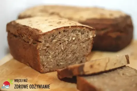 Chleb z niskim ig, pełen ziaren, na desce. Idealny na zdrowe śniadanie.