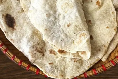 Domowy lawasz przepis. Delikatne, lekko przypieczone placki w koszyku.