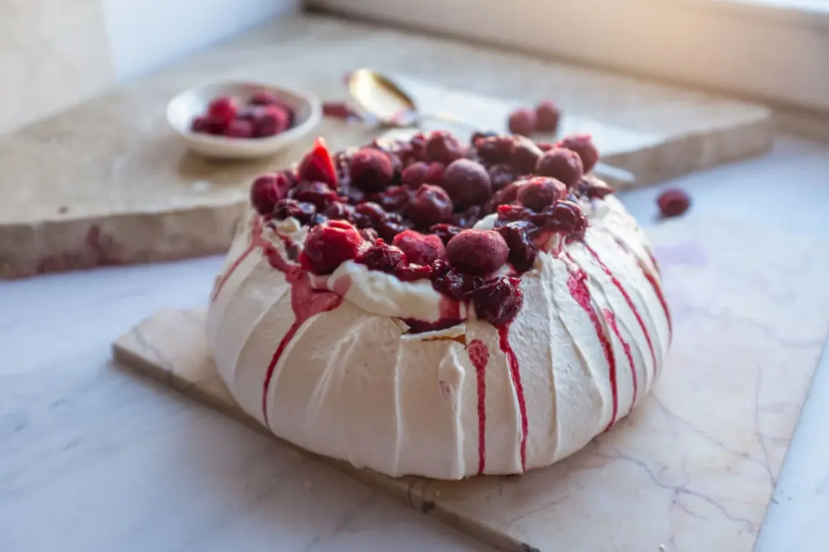 Pyszny tort bezowy z owocami leśnymi, idealny na letnie popołudnie. Ten przepis na tort bezowy zachwyci każdego!