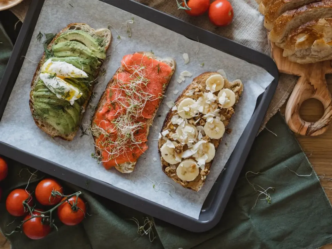 Trzy tosty na śniadanie: z awokado i jajkiem, łososiem i kiełkami, bananem i orzechami. Idealne, gdy zastanawiasz się, czym smarować chleb przy wysokim cholesterolu.