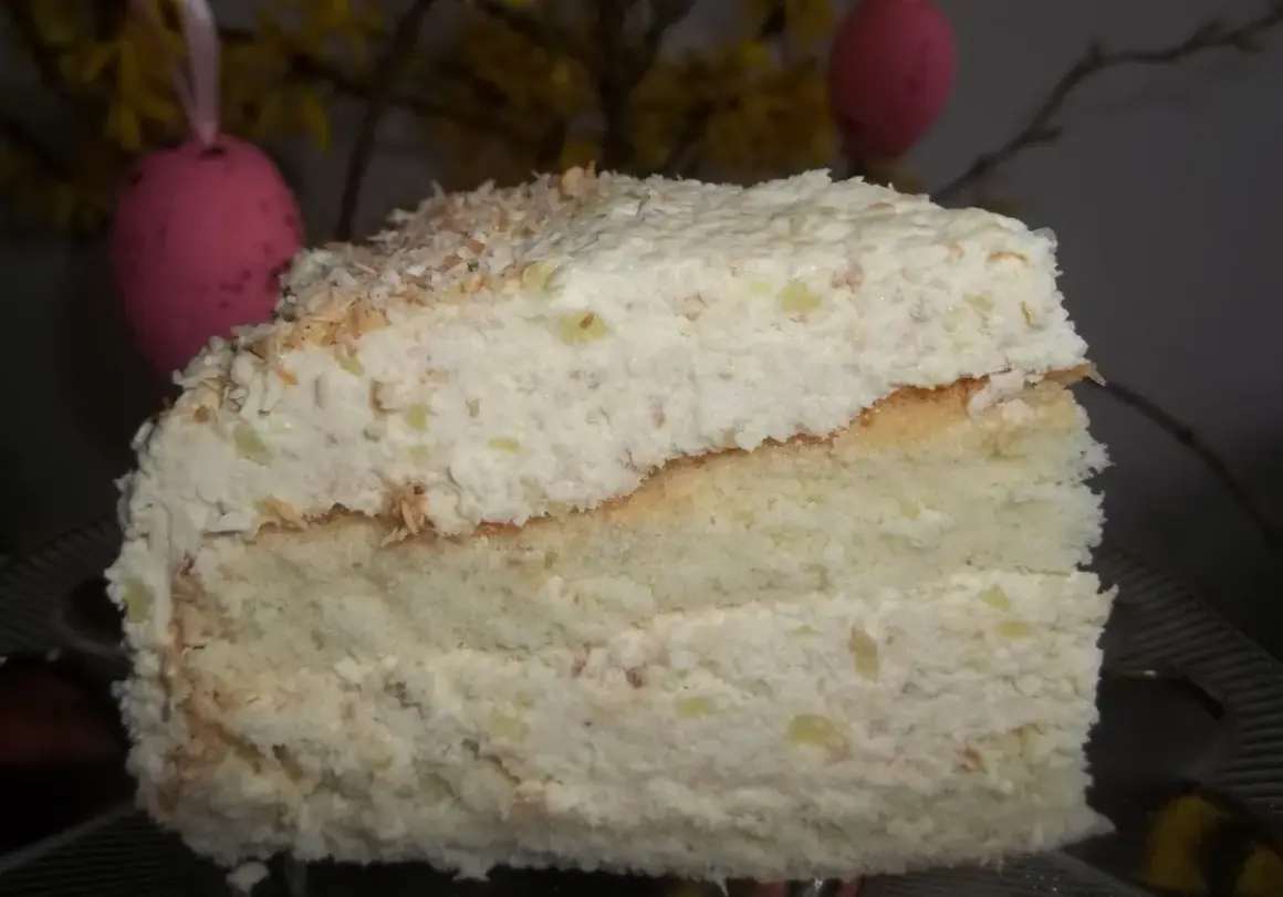 Pyszny krem kokosowy z budyniem, posypany wiórkami kokosowymi. Idealny na wielkanocny stół.