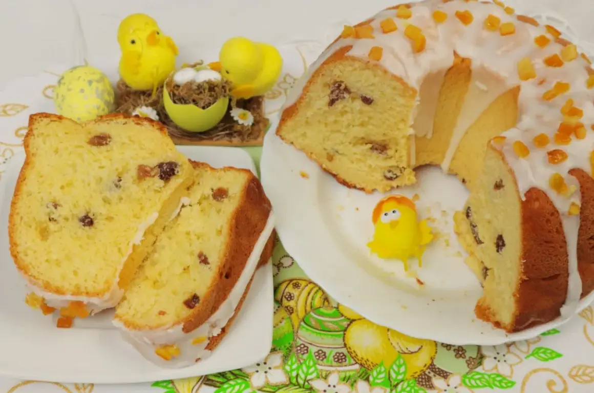 Pyszna babka drożdżowa z rodzynkami, ozdobiona lukrem i kandyzowaną skórką pomarańczową, w towarzystwie wielkanocnych kurczaczków.