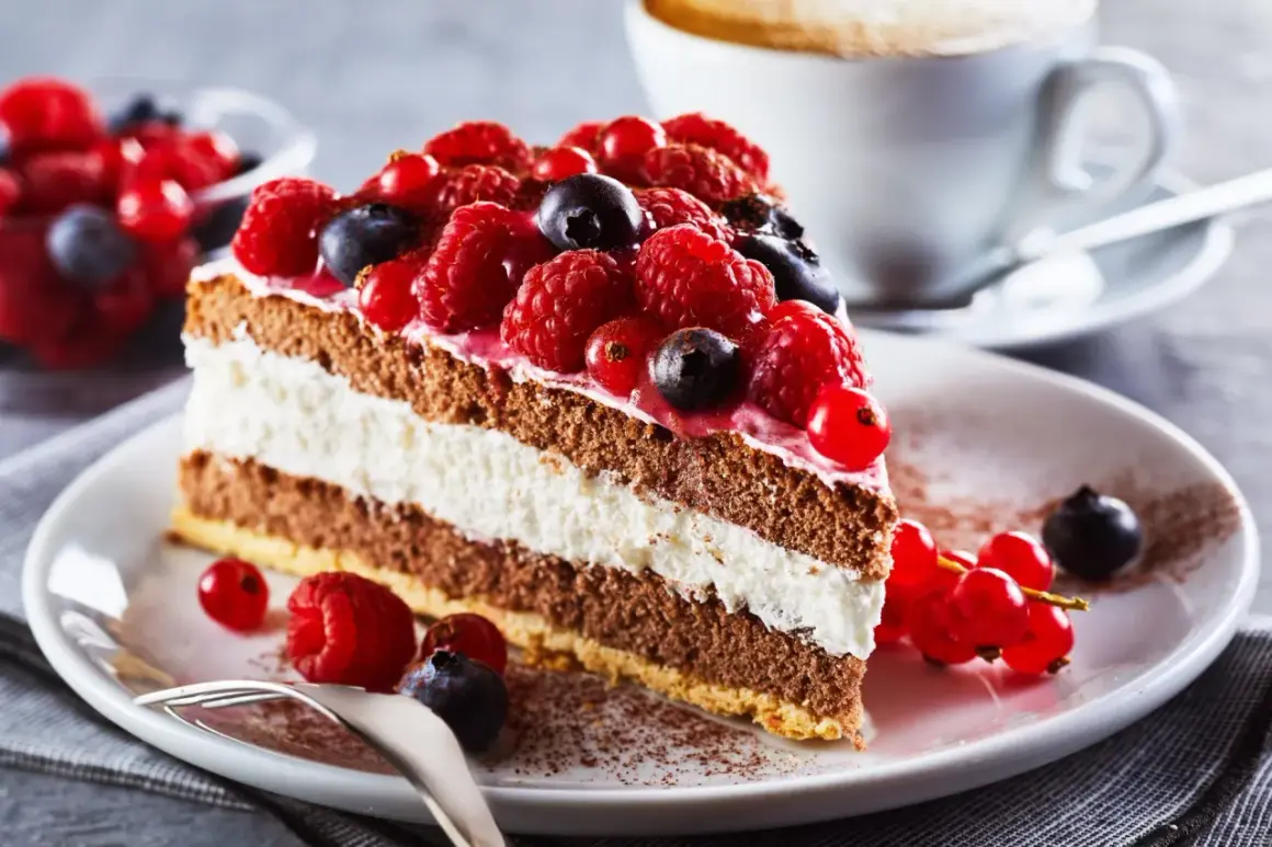 Pyszny tort z owocami leśnymi, idealny do domowych deserów. Przepisy na takie cuda znajdziesz w internecie.