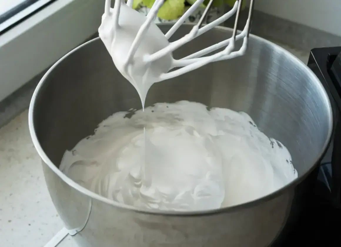 Ubity krem z mascarpone na końcówce miksera. Idealny do deserów.