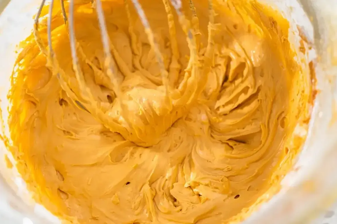 Kremowa, złocista masa z bitą śmietaną i mascarpone, idealna do deserów. Sprawdź proporcje!