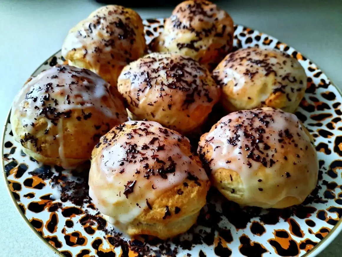 Pyszne, domowe pączki z lukrem i posypką czekoladową. To najlepszy przepis na pączki, jaki kiedykolwiek próbowałem!
