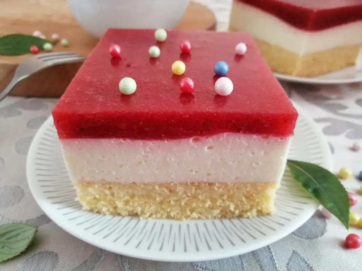 Pyszna żelka truskawkowa z Akademii Tortu, warstwowa, z kolorowymi posypkami.
