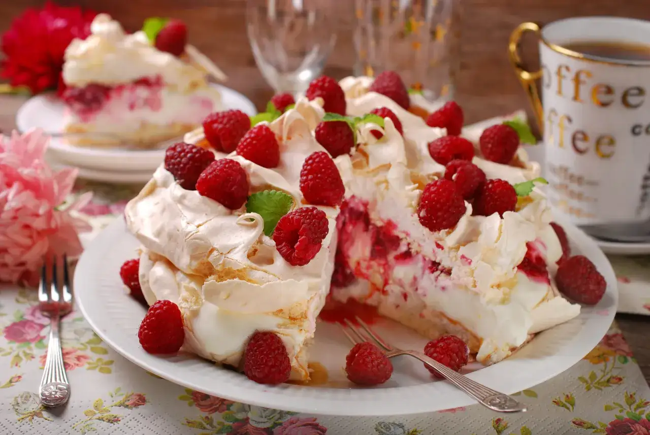 Pyszny tort bezowy z malinami, idealny na deser. Ten przepis na tort bezowy zachwyci każdego!