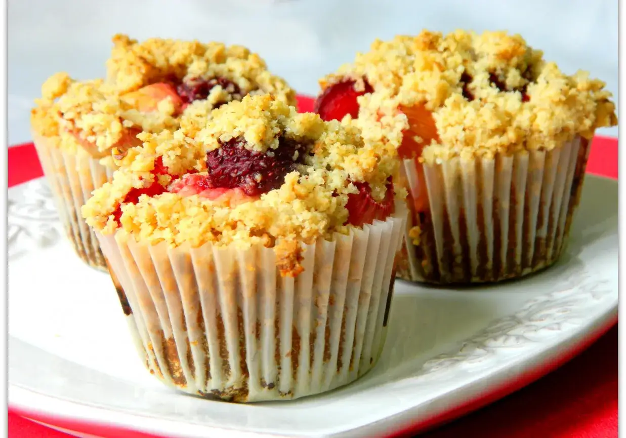 Pyszne muffinki drożdżowe z owocami i kruszonką, idealne na deser.