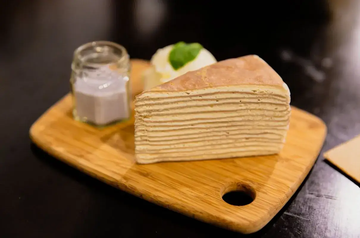 Kawałek mille-feuille z lodami i sosem w słoiczku. Idealne połączenie na najlepsze desery.