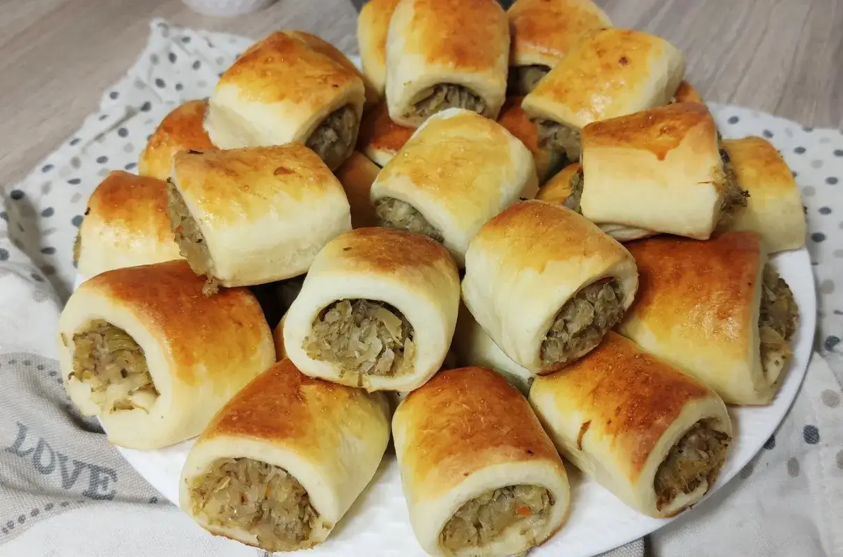 Złociste paszteciki z pieczarkami i kapustą, idealne na przekąskę. Ciasto na paszteciki z pieczarkami wygląda apetycznie.